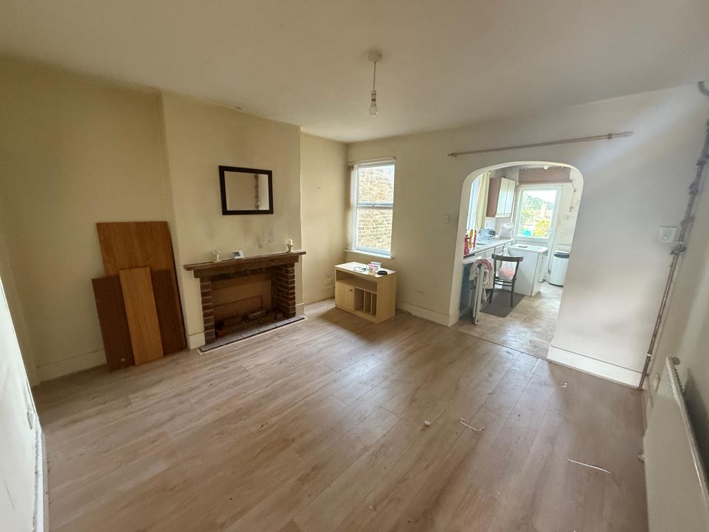 Lot: 71 - FREEHOLD TWO-BEDROOM TERRACE HOUSE - Dining Room